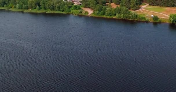 Bos en onverharde weg in de buurt van Volga Luchtfoto uitzicht op de rivier van vliegen quadcopter. — Stockvideo