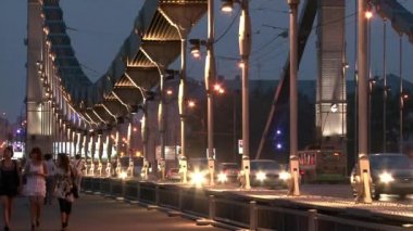 İnsanlar araba Nehri üzerinde akşam köprü..