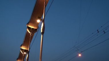 Moskova akşam nehir üzerinde fenerler metal araba asılı üzerinde köprü.