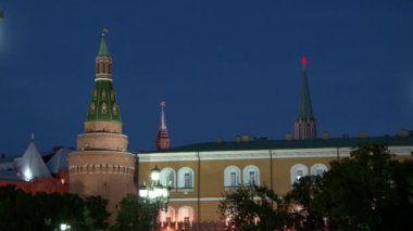 İnsanlar Kremlin Kızıl Meydan Moskova geceleri yürü.