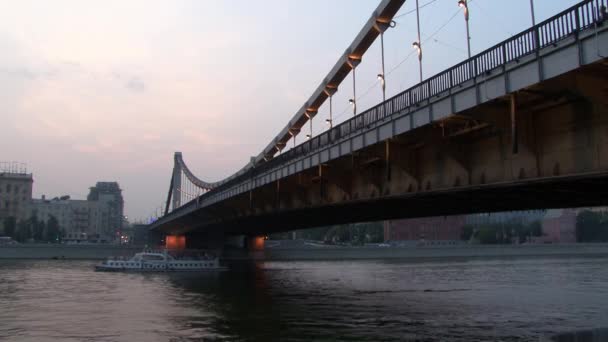 Auto most přes řeku ve večerních hodinách. — Stock video