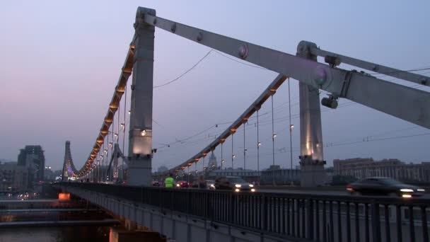 Lidé na auto most přes řeku ve večerních hodinách. — Stock video