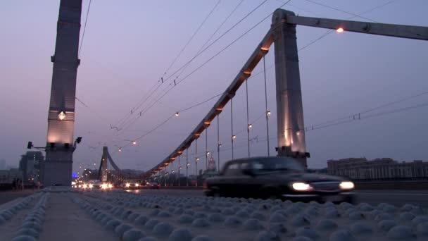 Auto závěsný most přes řeku ve večerní Moskva. — Stock video