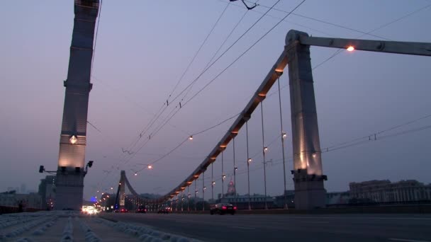 Auto závěsný most přes řeku ve večerní Moskva. — Stock video