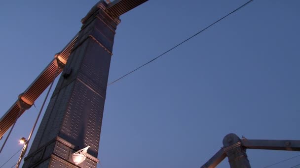 Lantaarns op metalen auto opknoping brug over de rivier in de avond van Moskou. — Stockvideo