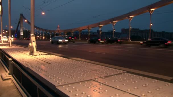 汽车垂悬的桥梁在河在晚上莫斯科. — 图库视频影像