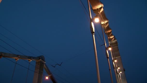 Laternen an Metallbrücke über Fluss in Moskau am Abend. — Stockvideo