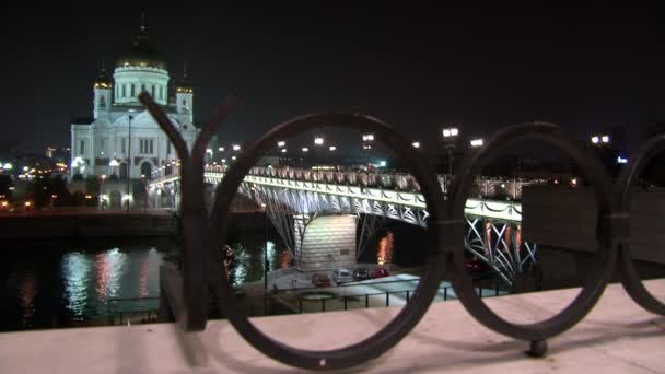 Människor promenera längs Patriarkernas bro till katedralen av Kristus Frälsaren i Moskva. — Stockvideo