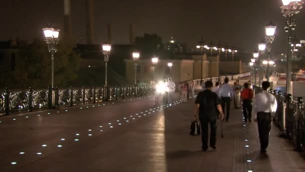 Mensen lopen in Moskou in de nacht. — Stockvideo