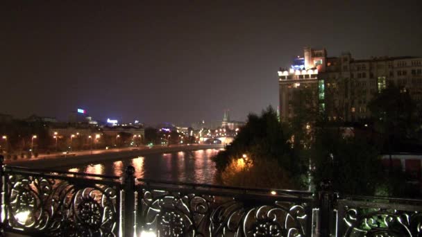 Λαμπερό φανάρια σε φόντο γέφυρα στη Μόσχα το βράδυ. — Αρχείο Βίντεο