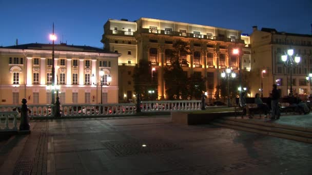 La gente camina en Moscú por la noche . — Vídeos de Stock