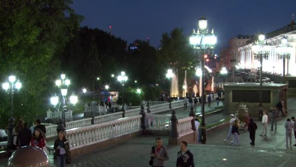 La gente cammina su Manezhnaya Square a Mosca di notte . — Video Stock