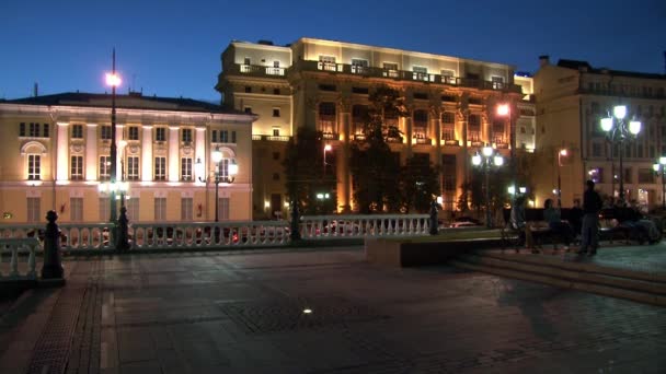 Menschen laufen nachts in Moskau. — Stockvideo