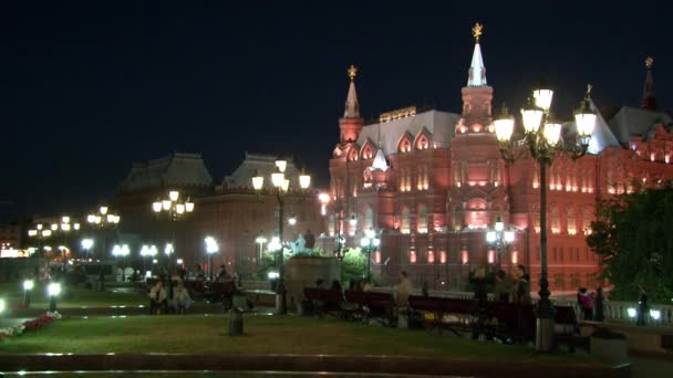 Historiska museet nära Kreml på Röda torget i Moskva på natten. — Stockvideo