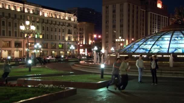 Άνθρωποι με τα πόδια στην πλατεία Manezhnaya της Μόσχας το βράδυ. — Αρχείο Βίντεο