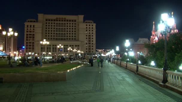 La gente cammina su Manezhnaya Square a Mosca di notte . — Video Stock