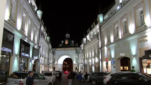 La gente camina cerca de tiendas y boutiques en Moscú por la noche . — Vídeo de stock