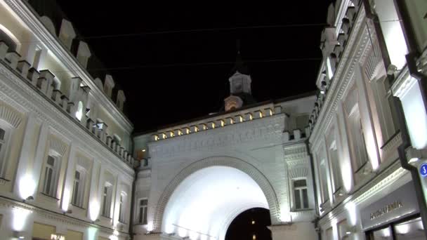 Lidé chodí v blízkosti obchodů a butiků v Moskvě v noci. — Stock video