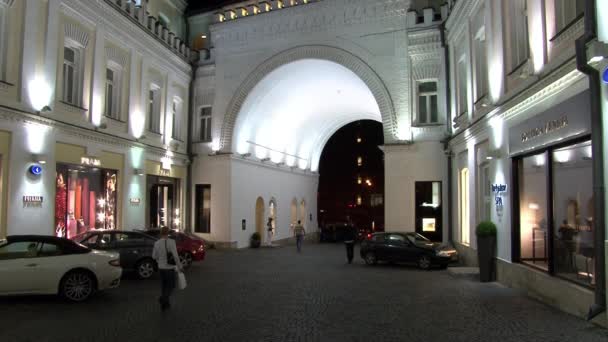 Menschen gehen nachts in der Nähe von Geschäften und Boutiquen in Moskau spazieren. — Stockvideo