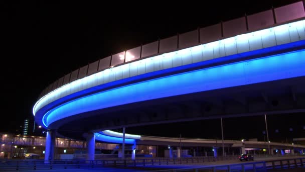 Moskova geceleri parlayan araba Köprüsü. — Stok video
