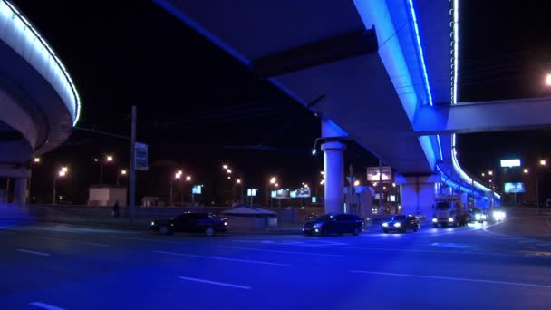 Zářící auto most v Moskvě v noci. — Stock video