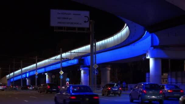 Świecące mostu samochodu w Moskwie w nocy. — Wideo stockowe