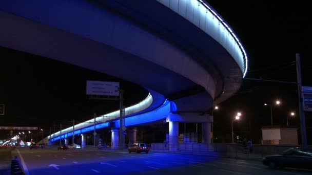 Ponte de carro brilhante em Moscou à noite . — Vídeo de Stock