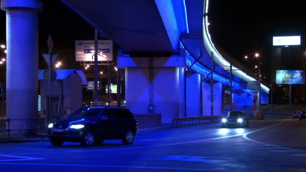 Gloeiende auto brug in Moskou bij nacht. — Stockvideo