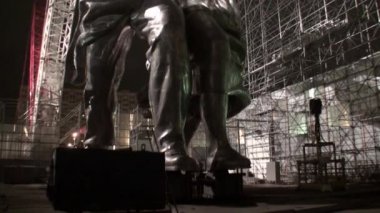 Sovyet dönemi işçi sembolü yeniden inşası ve toplu tarlası kadını.