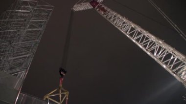 Yakın çekim vinç Liebherr kule monte edilmiş.
