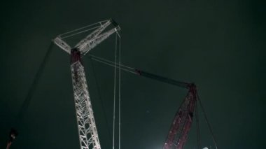 Yakın çekim vinç Liebherr kule monte edilmiş.