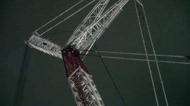 Yakın çekim vinç Liebherr kule monte edilmiş.