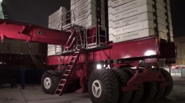 Yakın çekim vinç Liebherr kule monte edilmiş.