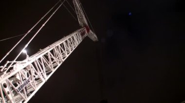 Yakın çekim vinç Liebherr kule monte edilmiş.