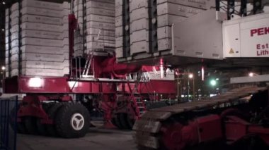 Yakın çekim vinç Liebherr kule monte edilmiş.