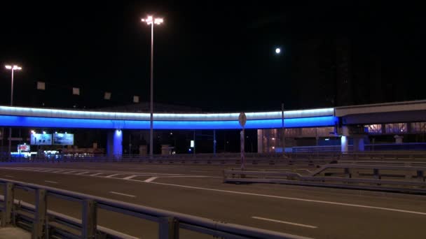 Gloeiende auto brug in Moskou bij nacht. — Stockvideo