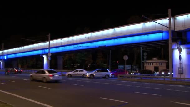 Zářící auto most v Moskvě v noci. — Stock video