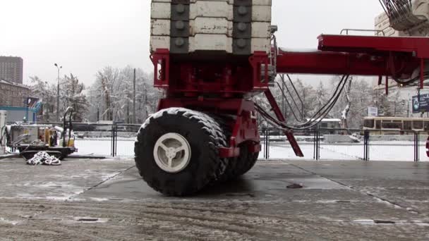 Hjul av giant crane i rörelse i vinter. — Stockvideo