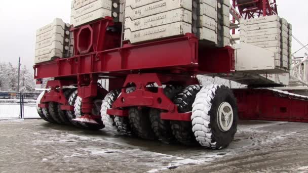 Wheels of giant crane in motion in winter. — Stock Video
