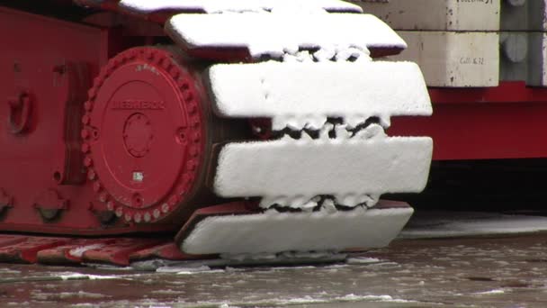 Roues de grue géante en mouvement en hiver . — Video