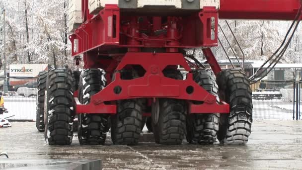 Roues de grue géante en mouvement en hiver . — Video