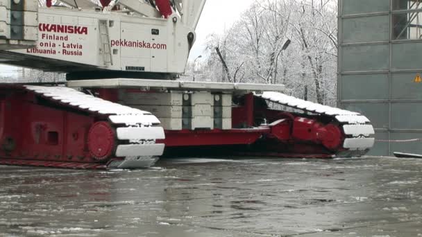Колеса гігантського крана в русі взимку . — стокове відео
