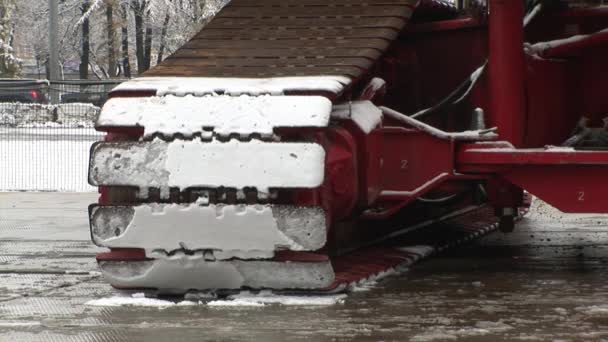 巨型起重机在冬季运动中的车轮. — 图库视频影像