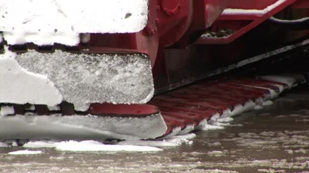 Wielen van reuze kraan in beweging in de winter. — Stockvideo