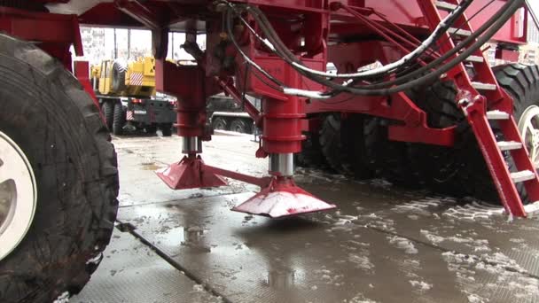 Hjul av giant crane i rörelse i vinter. — Stockvideo