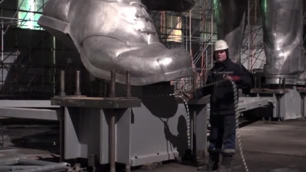 La construcción de zapatos está hecha de acero al cromo-níquel inoxidable . — Vídeos de Stock