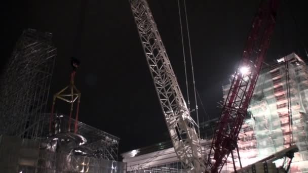 Close-up toren gemonteerde kraan Liebherr. — Stockvideo