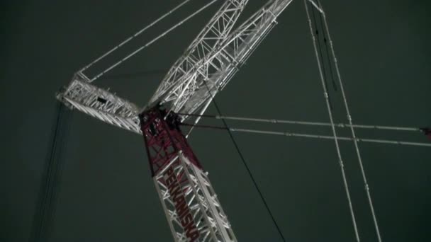 Close-up toren gemonteerde kraan Liebherr. — Stockvideo