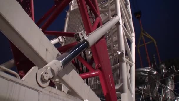 クローズ アップ タワーに取り付けられたクレーン リープヘル. — ストック動画