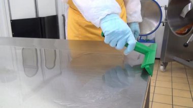 Temizleme ve yıkama kesim masası.